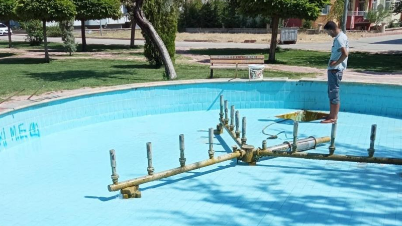 Elazığ Belediyesinden süs havuzları temizliği
