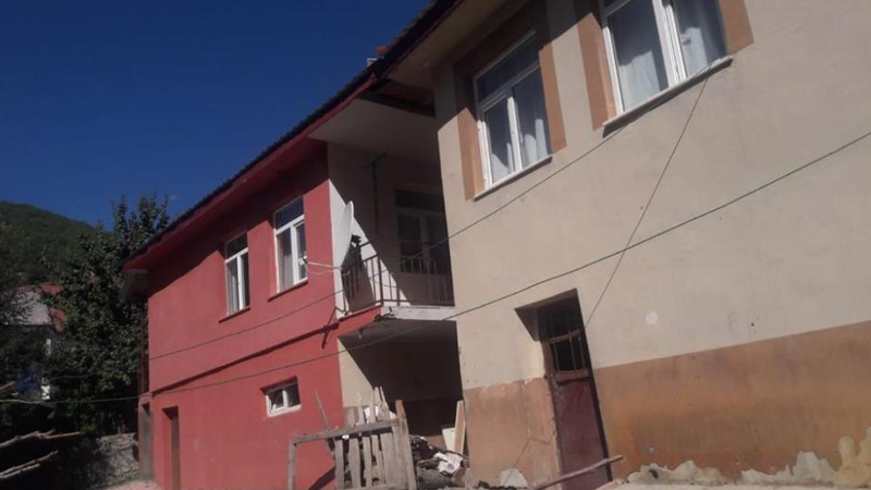 Elazığ'daki depremde bazı binalarda çatlaklar oluştu