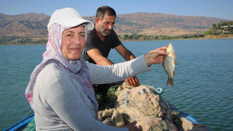 33 yıllık eşiyle 15 yıldır sırt sırta vererek balık avına çıkıyor