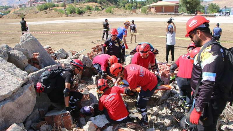 345 personelin katıldığı deprem ve yangın tatbikatı nefes kesti