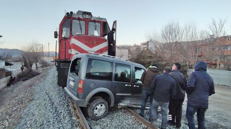 Tren, hemzemin geçitte çarptığı aracı 100 metre sürükledi: 1 yaralı