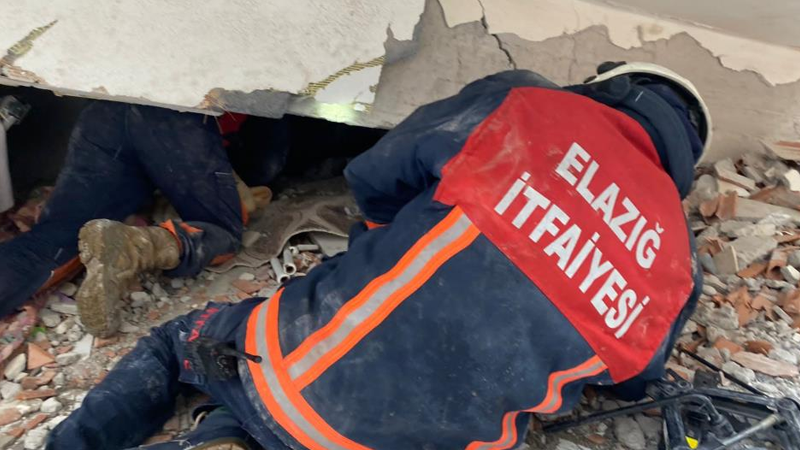 Elazığ Belediyesi itfaiye ekipleri, deprem bölgesinde