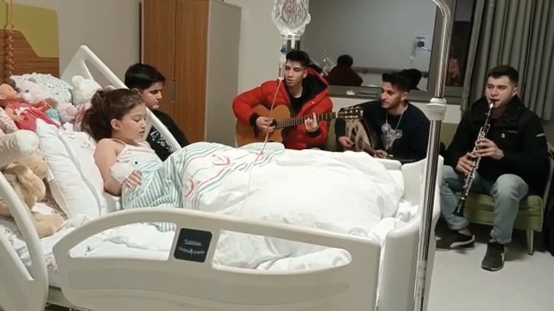 40 saat sonra enkazdan çıkartılan minik Yağmur’a hastanede mini konser