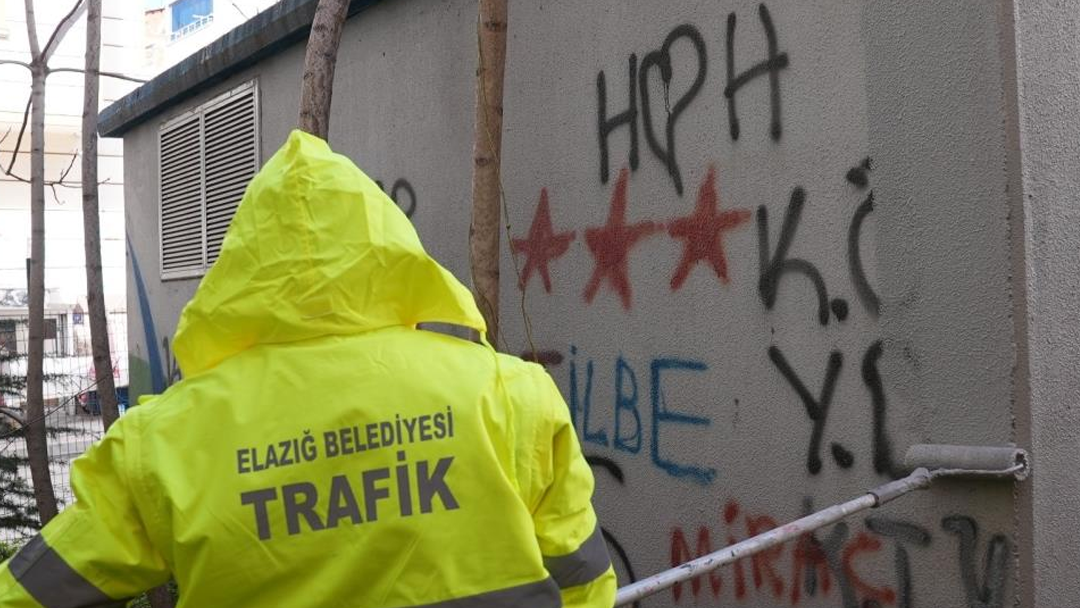 Elazığ'da kent estetiğini bozan duvar yazıları temizleniyor