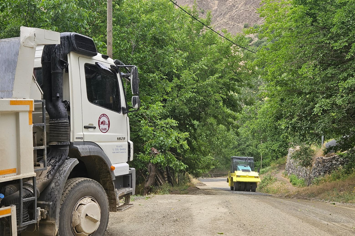 Palu’da Güvenlik Yolunda Asfalt Çalışmaları Devam Ediyor