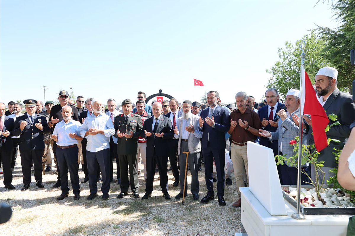 Elazığ protokolü şehitlikleri ziyaret etti