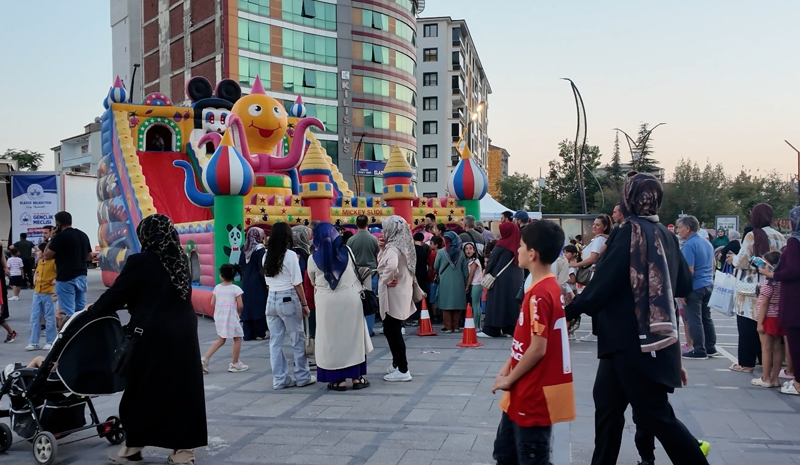 CUMHURİYET MEYDANI’NDA RENGARENK COŞKU