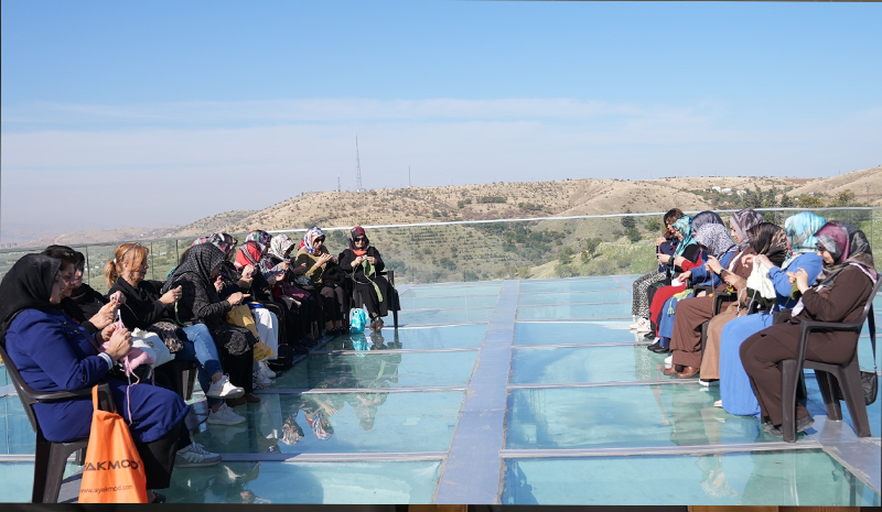 Harput Cam Seyir Terası’nda manzara eşliğinde örgü keyfi